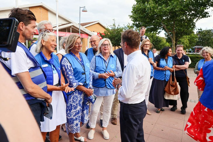 Ulf Kristersson passade på att peppa de lokala politikerna under besöket i Båstad. Foto: Peter Jakobsson