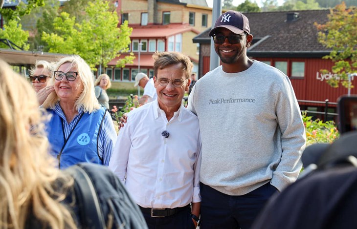 Ulf Kristersson tog sig tid till många under det timmeslånga besöket i Båstad. Foto: Peter Jakobsson