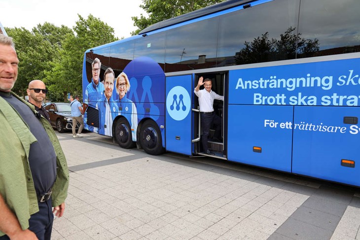 Dags att åka vidare i den allt annat än diskreta bussen. Foto: Peter Jakobsson
