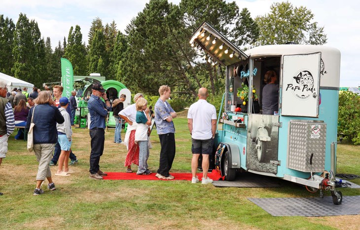 Det var stundom köer till Food trucks men inte längre än att det var trevligt. Foto: Peter Jakobsson