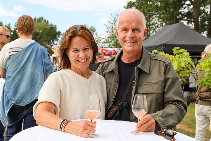 Anki Blomberg och Mats Forsmark var nyfikna på allt svenskt vin som fanns på festivalen. Foto: Peter Jakobsson