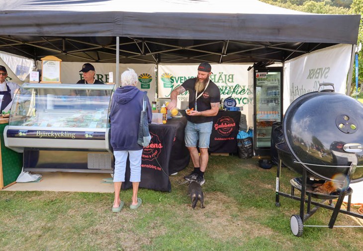 Lokala inslag med Bjärekyckling och Gubbens BBQ samsades i ett tält och sålde mer än de hade räknat med. Foto: Peter Jakobsson