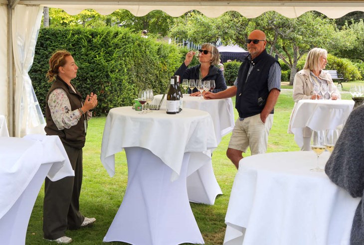 Olika provningar arrangerades, här vinprovning med sommeliern Daniella Lundh Egenäs från Thora vingård och restaurang Flora. Foto: Peter Jakobsson
