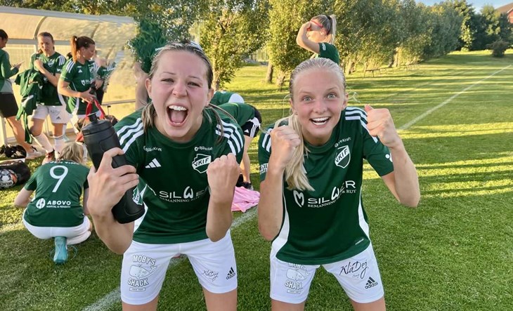Ellen Thronée och Siri Aronsson jublar för Västra Karups vinsstreak. Foto: Annika Lindström