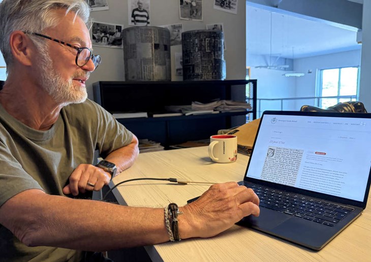 Gamla tidningsartiklar om Båstad och Bjäre har lästs in och transkriberats, både till originaltexten och en version med modern svenska. Micael Blumer visar hur det ser ut. Foto: Peter Jakobsson