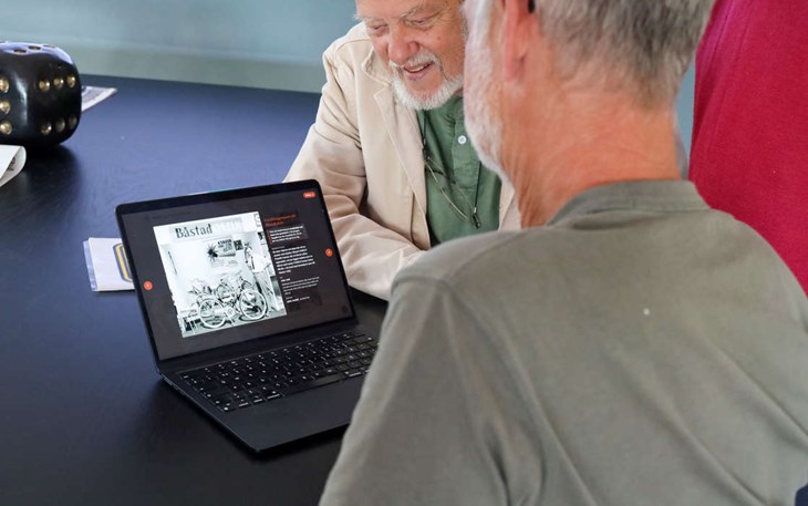 Gert-Håkan Eriksson coh Micael Blume tittar i bildarkivet. Foto: Peter Jakobsson