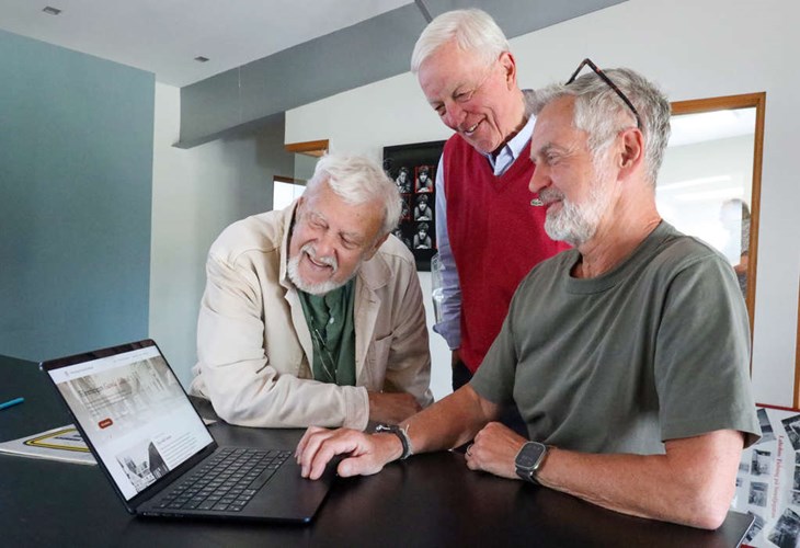 Gert-Håkan Eriksson, Anders Persson och Micael Blumer från föreningen Gamla Båstad är stolta och glada över att så mycket nu finns tillgängligt digitalt på nya webbsidan. Foto: Peter Jakobsson
