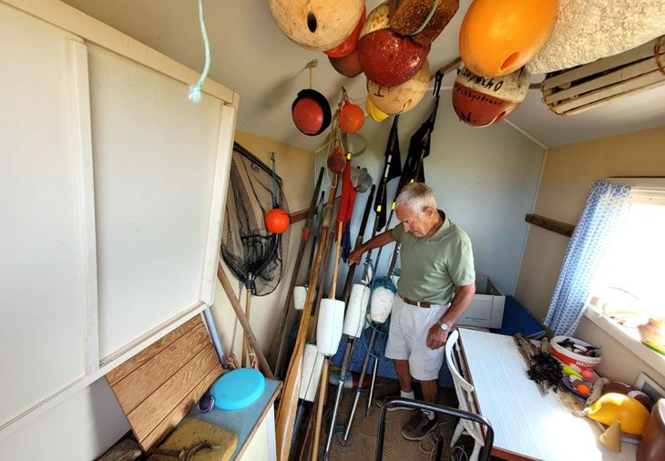 1962 köpte Ingvar Nilsson en "badhytt" för 400 kronor och omvandlade den till en fiskeredskapsbod. Kuriosa i sammanhanget är att den tidigare ägdes av Axel Malmquist, Laholms siste borgmästare. Foto: Rickard Gustafsson