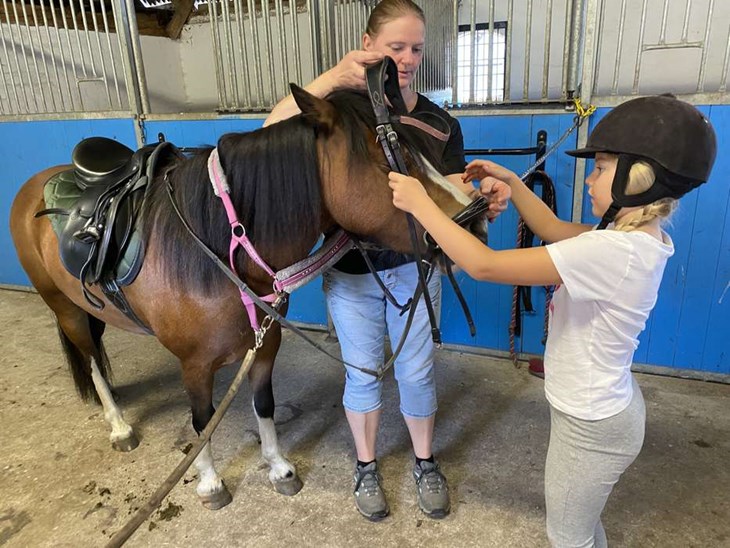 Emma och Marinette hjälps åt med att tränsa Saga inför ridningen. Foto: Carina Nilsson