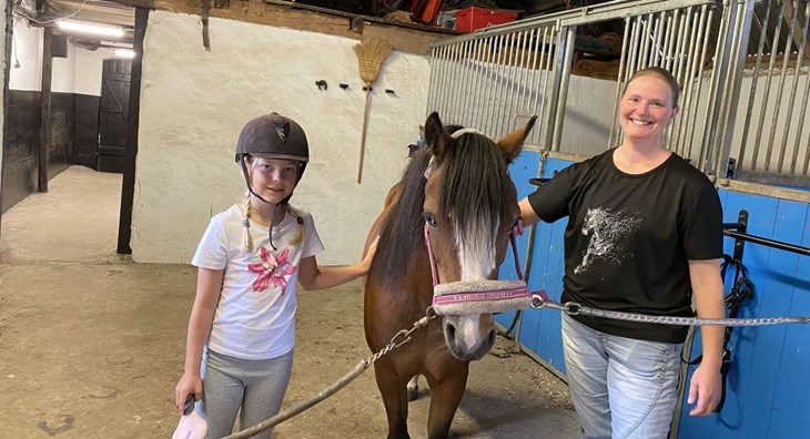 Marinette Santesson erbjuder ponnylekis i små grupper med bara en eller ett par barn. I sommar har efterfrågan varit så hög att hon funderar på att utöka med en häst till. Foto: Carina Nilsson