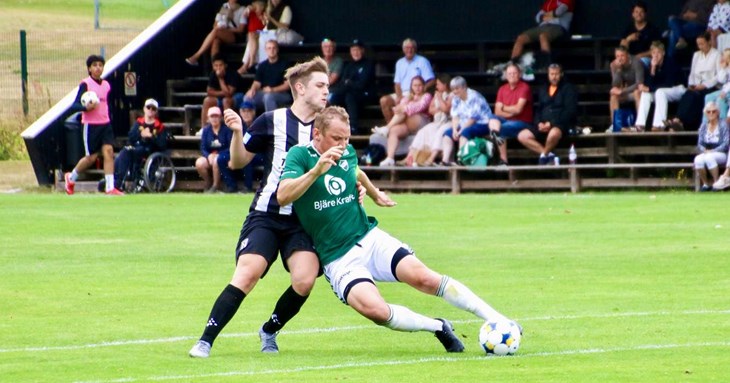 Västra Karups Oskar Svensson och Båstads ena målskytt Simon Birgersson i duell. Foto: Peter Jakobsson