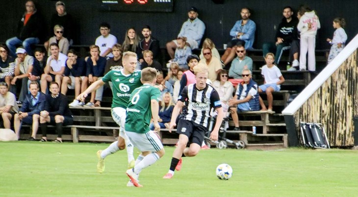 Oscar Gustafsson i grönt är tillbaka i Västra Karup efter skada. Nummer sex i grönt är Emil Lundin. Giffaren på bild är Ville Nylén. Foto: Peter Jakobsson