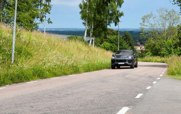 Här i kurvan på Kartorpsvägen ner mot Båstad är det 70 km/h och ingen vägren. Foto: Peter Jakobsson