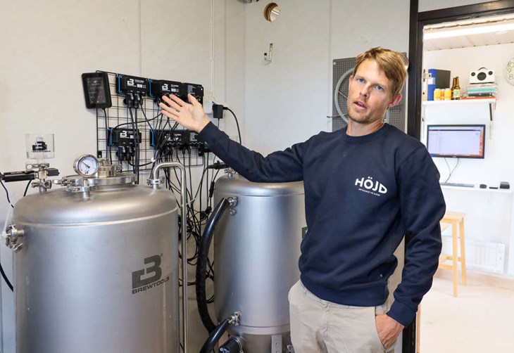 David förklarar att styrsytemet hanterar mycket men han måste ändå hålla koll på processen. Foto: Peter Jakobsson