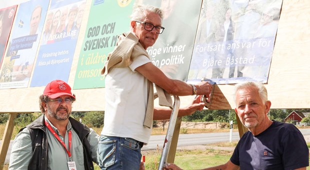 Politiska motståndare hjälps åt att rädda valaffischerna