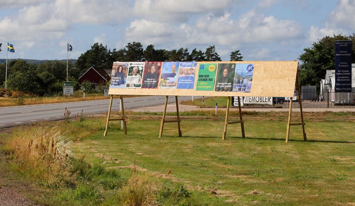 Runt om i kommunen har det satts upp speciella platser för partierna att affischera på inför valet. Tyvärr är det en del skadegörelse och partiföreträdare får åka runt och reparera. Foto: Peter Jakobsson