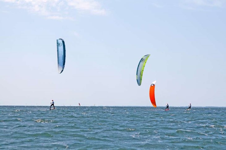 Många segel och surfare kommer synas i Båstad undet SM i Kitefoil. Foto: Andreas Gustafsson