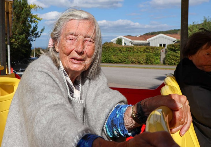 Ingeborg tyckte att det kändes som en utlandsresa att åka runt i Båstad med tursittåget. Foto: Peter Jakobsson