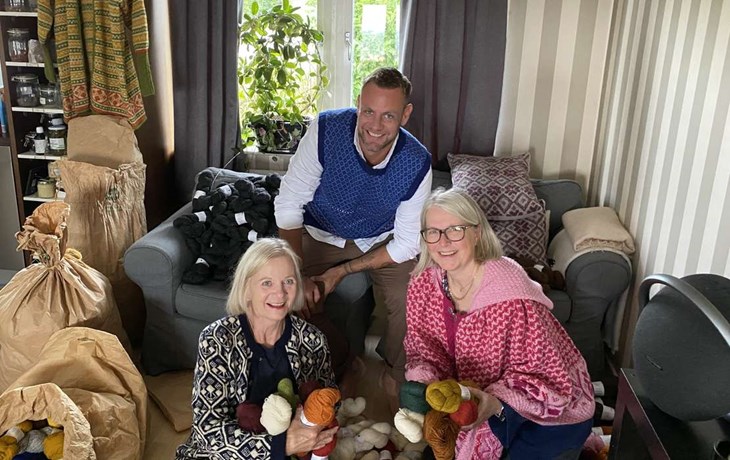 Christel Eriksson, Christopher Jeansson och Anita Karlsson Dion bland garnsäckar med svensk ull. Alla bär varsitt binge-plagg och trion jobbar nu tillsammans för att sprida den halländska stick-tekniken ut i världen. Foto: Carina Nilsson 