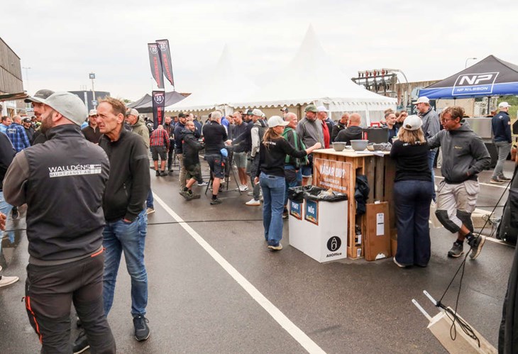 Många minglade runt och hade det bra trots att det var lite trist väder under dagen. Foto: Peter Jakobsson