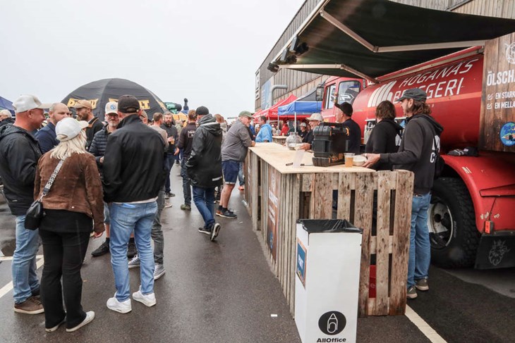 Höganäs bryggeri hade dragit dit öl-lastbilen och serverade på löpande band. Foto: Peter Jakobsson