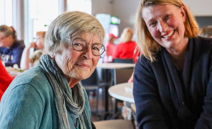 Bi Svanberg blev överlycklig av löftet. Om det blir verklighet återstår att se. Även Christina Williams i bakgrunden gläds åt beskedet. Foto: Peter Jakobsson