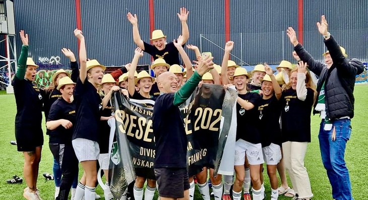 Tränare Micke Nilsson tar en selfie med sitt seriesegrande gäng. Foto: Annika Lindström