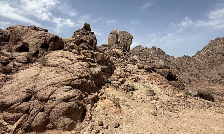 Split rock of Horeb i Saudiarabien är en plats som omnämns i Bibeln. Foto: Privat
