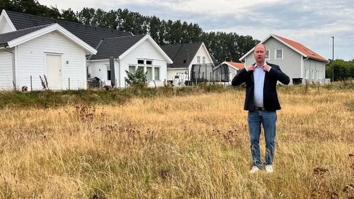 Nu är tomten en vildvuxen äng. Foto: Per Brolléus