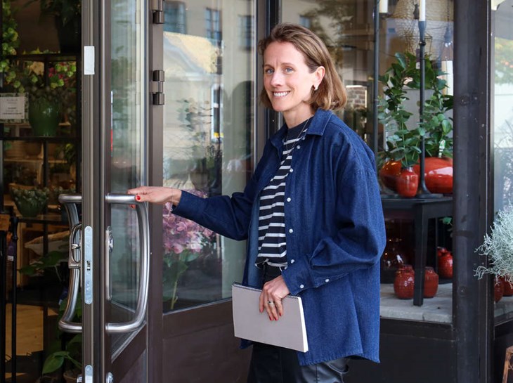 Sofie besöker handlare för att bland annat hitta eldsjälar som vill vara med och utveckla centrumhandeln i Båstad. Foto: Peter Jakobsson