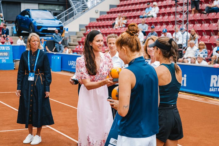 Sofia Arvidsson delar ut pris till vinnarna på Nordea Open. Foto: Johan Lilja