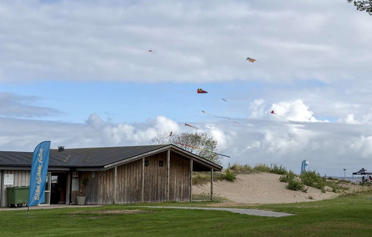 Några drakar i luften skvallrade om att något var på gång. Men det var inget mer än just några drakar på stranen. Foto: Peter Jakobsson