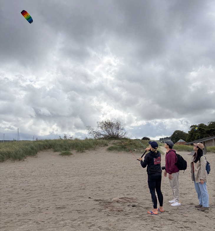 Ingrid Pihlsgård från Båstad från Båstad Kite visade några turister hur man flyger drake med två snören. Foto: Peter Jakobsson