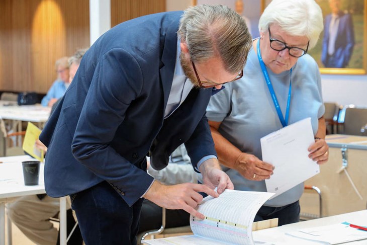 Kanslichef Olof Nilsson kontrollerar röstlängder så allt blir rätt. Foto: Peter Jakobsson
