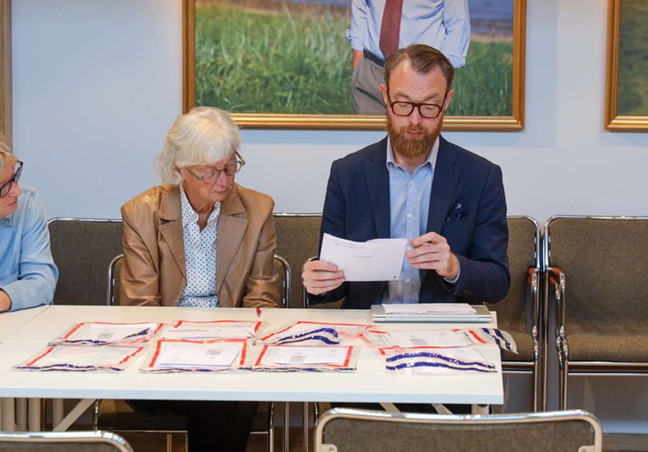 Olof Nilsson var med och kontrollerade röster som inkommit. Foto: Peter Jakobsson