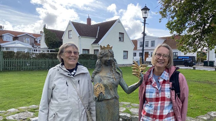 Anki Nordin och Linn Björklund vid Sankta Thora-statyn i Torekov. Linn har skapat pilgrimsleden Sanka Thora som är tio mil lång och får genom åtta församlingar i Båstads och Ängelholms kommuner. Foto: Carina Nilsson