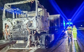Lastbil med öl brann upp på E6