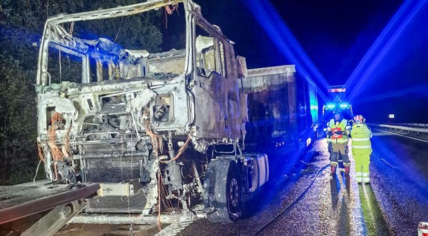 Lastbil med öl brann upp på E6