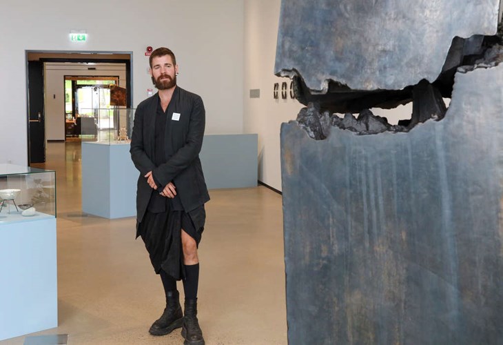 Filip Palmén vid sitt konstverk "Monument" med inspiration från Hovs Hallar. Foto: Peter Jakobsson