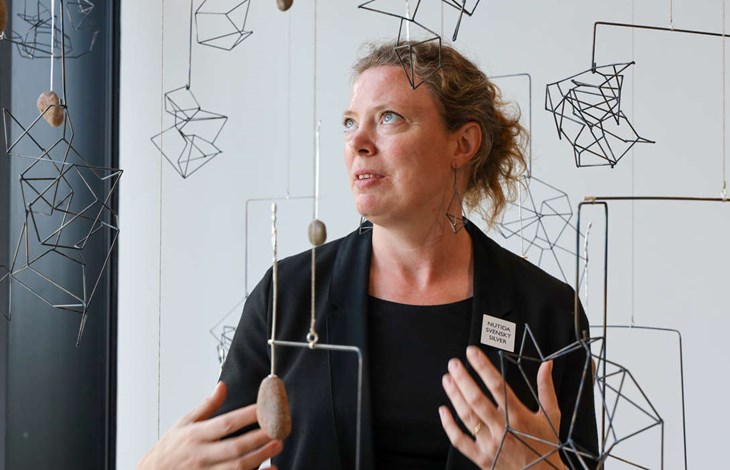 Anna Nordström i sitt konsterk "Balans". Foto: Peter Jakobsson