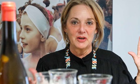 Pia öppnar hål i väggen med smak av Portugal