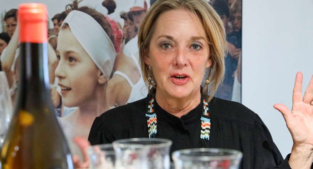 Pia öppnar hål i väggen med smak av Portugal