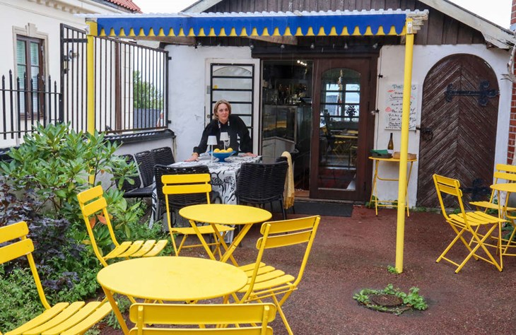 De gula möblerna syns tydligt för de som passerar på Köpmansgatan mitt emot Circle K. Innanför finns vinbaren Obrigados. Foto: Peter Jakobsson