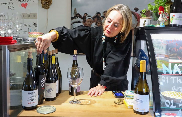 På Obrigados finns bara portugisiska viner och alla går att köpa på glas. Pia hjälper gärna gästerna att hitta något de gillar. Foto: Peter Jakobsson