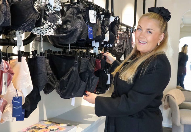 Underkläderna har fått större fokus i butiken nu. "Det är lite av en vetenskap att hitta rätt underkläder till alla unika kvinnokroppar". Foto: Peter Jakobsson