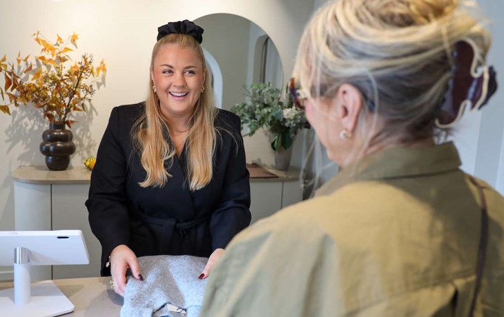 Klara älskar mötena med kunderna. Foto: Peter Jakobsson