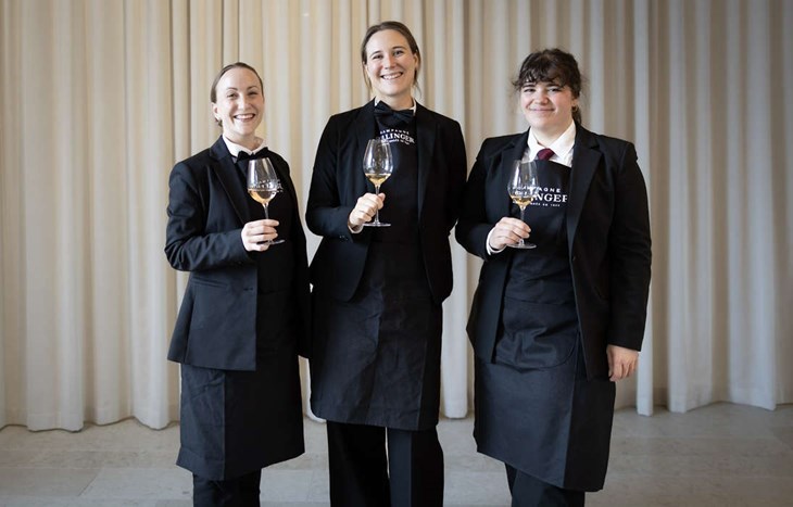 Finalisterna på Lily Bollinger Award. Till vänster Amanda Liliemark från Ulfsunda Slott, i mitten Hanna Lundgren och till höger vinnaren Ofelia Grammenos från Vinkällaren Grappe. Foto: Pressbild