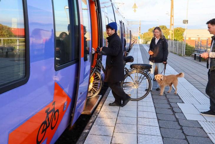 Pascal tar med sig cykeln på tåget varje dag och tycker förslaget om att förbjuda detta är uselt. Foto: Peter Jakobsson