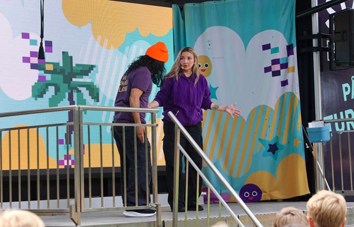 Lizette Edfeldt, känd från bland annat Lilla Aktuellt, Sommarlov och Lizettes vlogg, höll i föreställningen tillsammans med André Gatu. Foto: Peter Jakobsson
