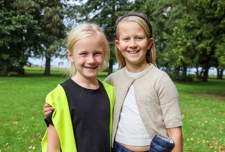 Saga och Vilma tyckte hela showen var jättekul och det var spännande att se idolen Lizette. Foto: Peter Jakobsson